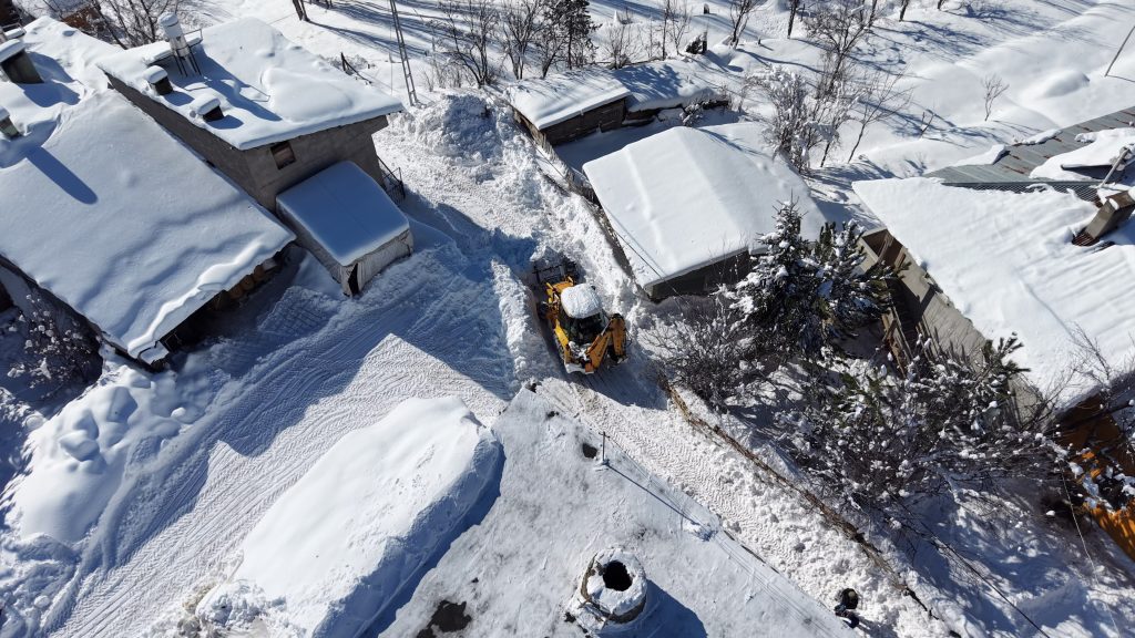 Sivas’ta Örnek Dayanışma: Kepçe Operatörü Muhtar, Devlete Yük Olmamak İçin Köy Yollarını Kendi Açtı AW623250 03 | Gündem Sivas™ Haber