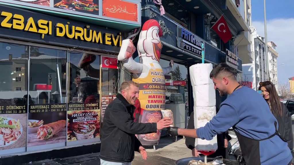Sivas Suşehri’nde Kar Sürprizi: Döner Ustasından Kardan Döner Şovu İlgi Odağı Oldu Sivas Suşehri’nde Kar Sürprizi: Döner Ustasından Kardan Döner Şovu İlgi Odağı Oldu