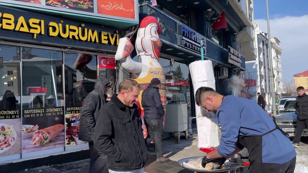 Sivas Suşehri’nde Kar Sürprizi: Döner Ustasından Kardan Döner Şovu İlgi Odağı Oldu AW623315 03 | Gündem Sivas™ Haber