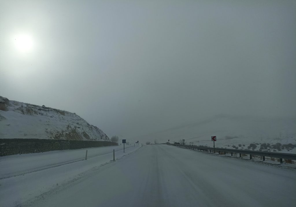 Gürün’de Yoğun Kar Alarmı: Kayseri-Malatya Kara Yolu Trafiğe Kapatıldı, Araç Kuyrukları Oluştu AW623785 01 | Gündem Sivas™ Haber