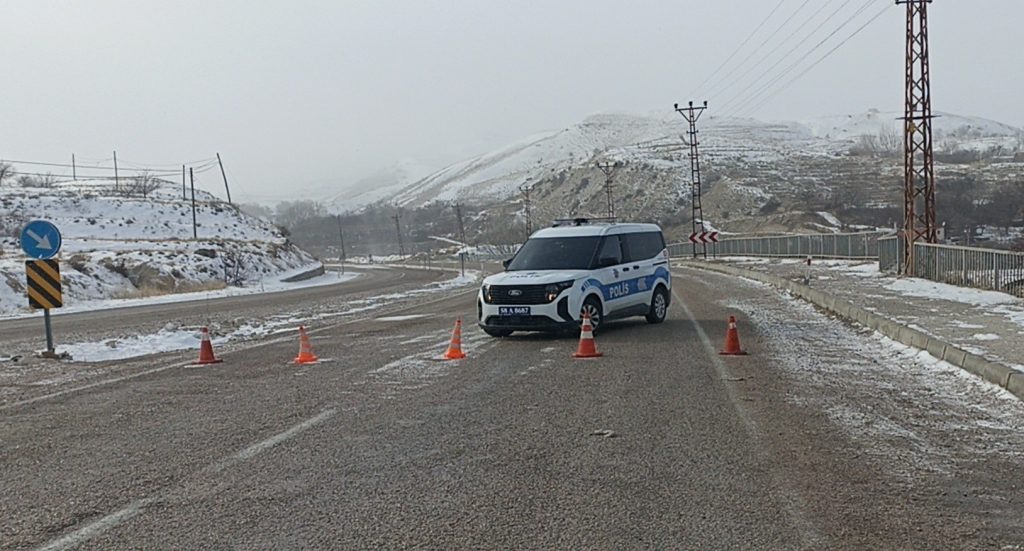 Gürün’de Yoğun Kar Alarmı: Kayseri-Malatya Kara Yolu Trafiğe Kapatıldı, Araç Kuyrukları Oluştu AW623785 02 | Gündem Sivas™ Haber