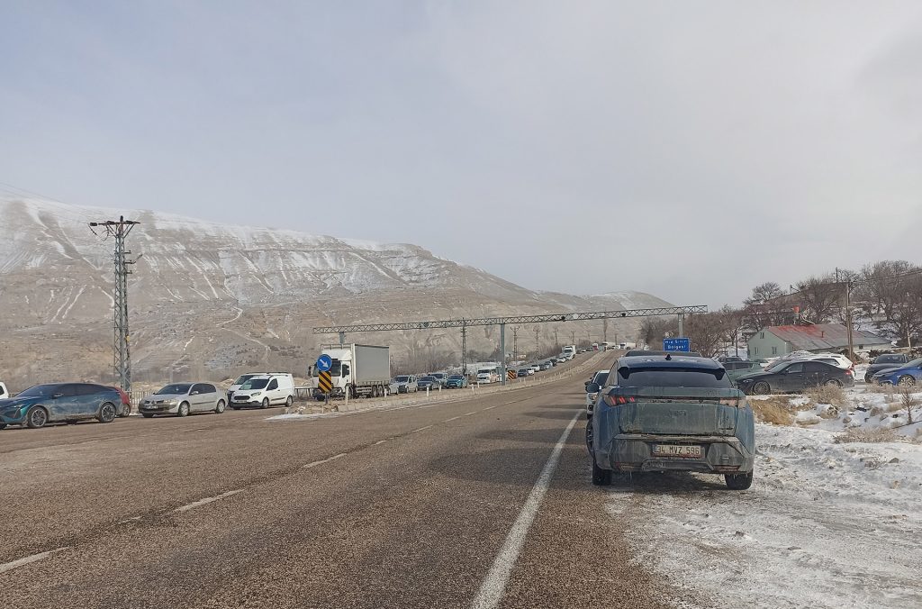 Gürün’de Yoğun Kar Alarmı: Kayseri-Malatya Kara Yolu Trafiğe Kapatıldı, Araç Kuyrukları Oluştu Gürün’de Yoğun Kar Alarmı: Kayseri-Malatya Kara Yolu Trafiğe Kapatıldı, Araç Kuyrukları Oluştu