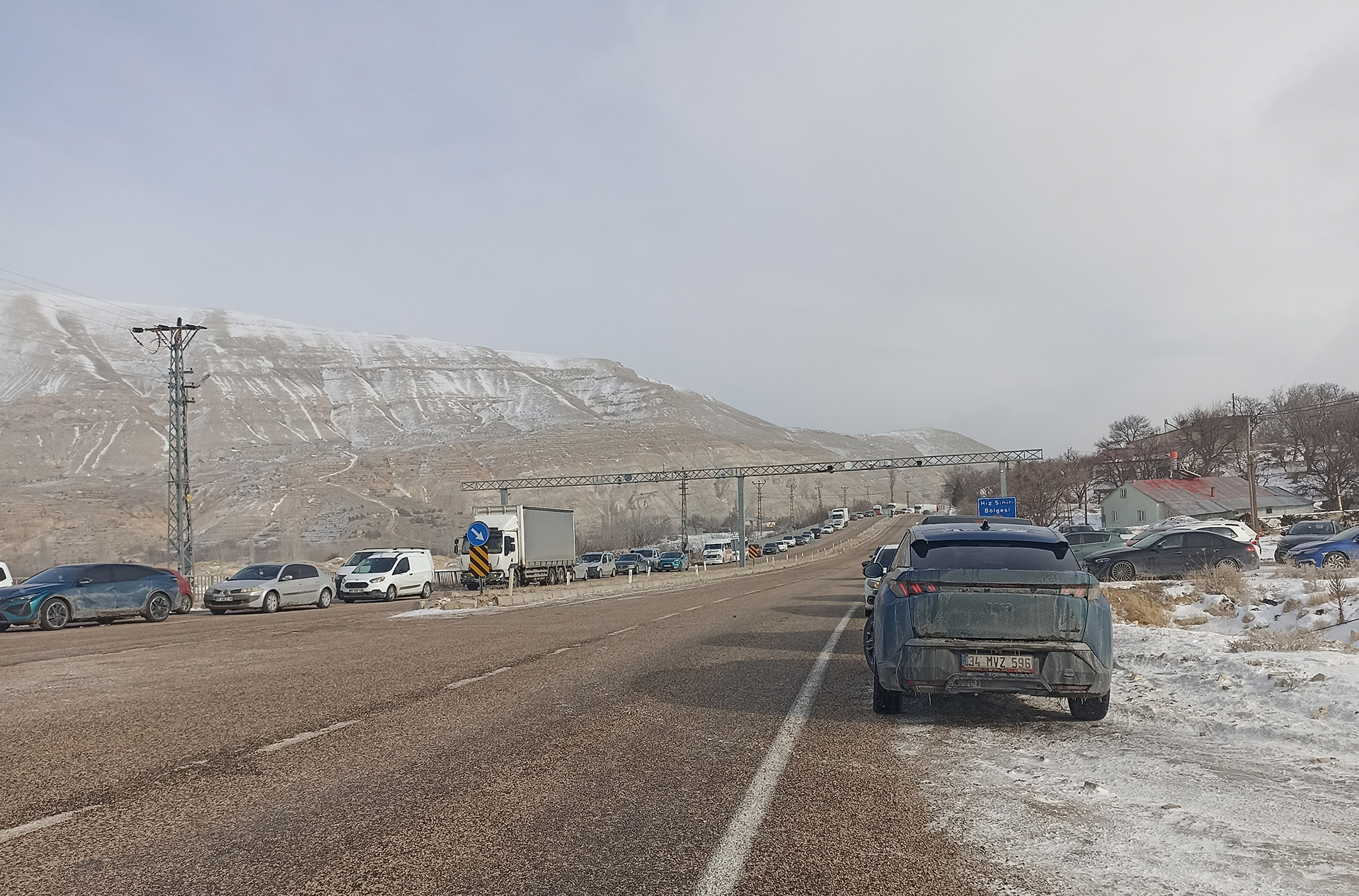 Gürün’de Yoğun Kar Alarmı: Kayseri-Malatya Kara Yolu Trafiğe Kapatıldı, Araç Kuyrukları Oluştu