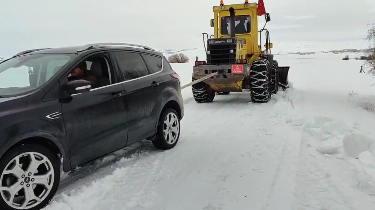 Sivas Altınyayla’da Kar ve Tipi Ulaşımı Durdurdu: Yolda Kalan Araçlar Ekiplerin Müdahalesiyle Kurtarıldı