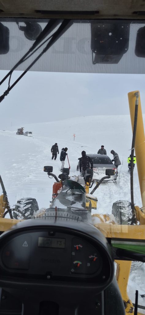 Sivas Altınyayla’da Kar ve Tipi Ulaşımı Durdurdu: Yolda Kalan Araçlar Ekiplerin Müdahalesiyle Kurtarıldı AW624251 02 | Gündem Sivas™ Haber