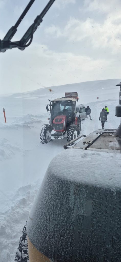 Sivas Altınyayla’da Kar ve Tipi Ulaşımı Durdurdu: Yolda Kalan Araçlar Ekiplerin Müdahalesiyle Kurtarıldı AW624251 03 | Gündem Sivas™ Haber