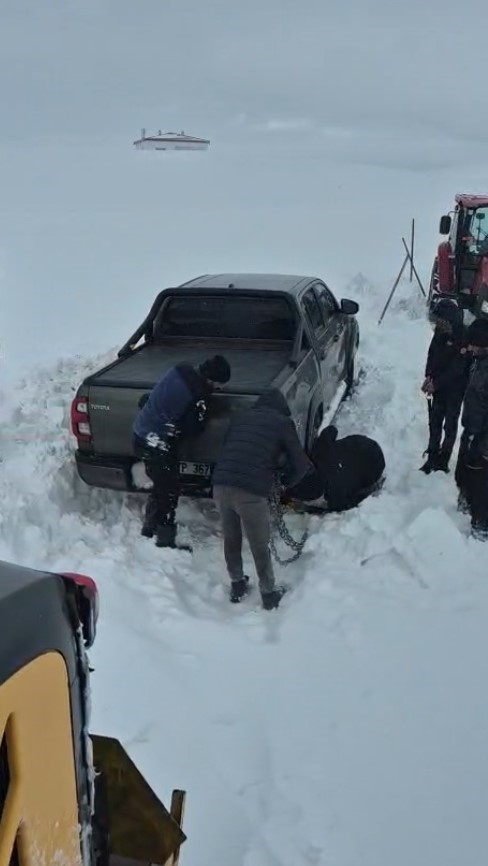 Sivas Altınyayla’da Kar ve Tipi Ulaşımı Durdurdu: Yolda Kalan Araçlar Ekiplerin Müdahalesiyle Kurtarıldı AW624251 04 | Gündem Sivas™ Haber