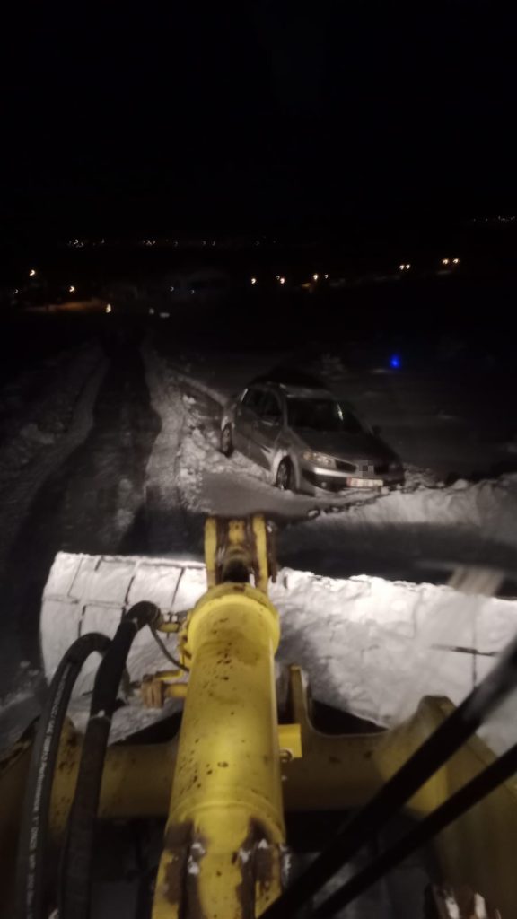 Sivas Altınyayla’da Kar ve Tipi Ulaşımı Durdurdu: Yolda Kalan Araçlar Ekiplerin Müdahalesiyle Kurtarıldı AW624251 05 | Gündem Sivas™ Haber