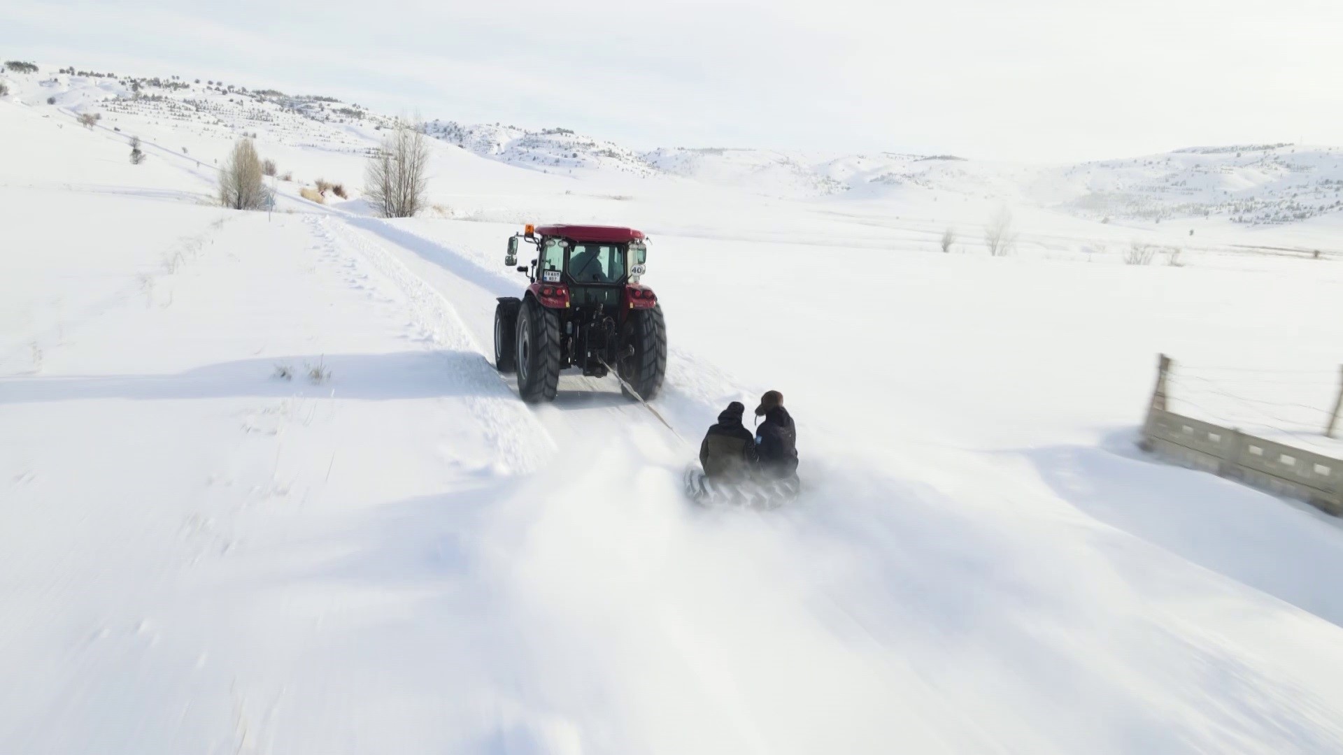 Sivas’ta Kar Eğlencesi Kameralara Yansıdı: Traktöre Bağlanan Lastikle Köy Sokaklarında Unutulmaz Anlar