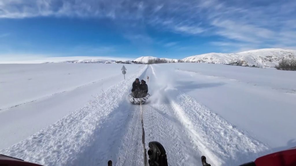 Sivas’ta Kar Eğlencesi Kameralara Yansıdı: Traktöre Bağlanan Lastikle Köy Sokaklarında Unutulmaz Anlar AW624301 02 | Gündem Sivas™ Haber