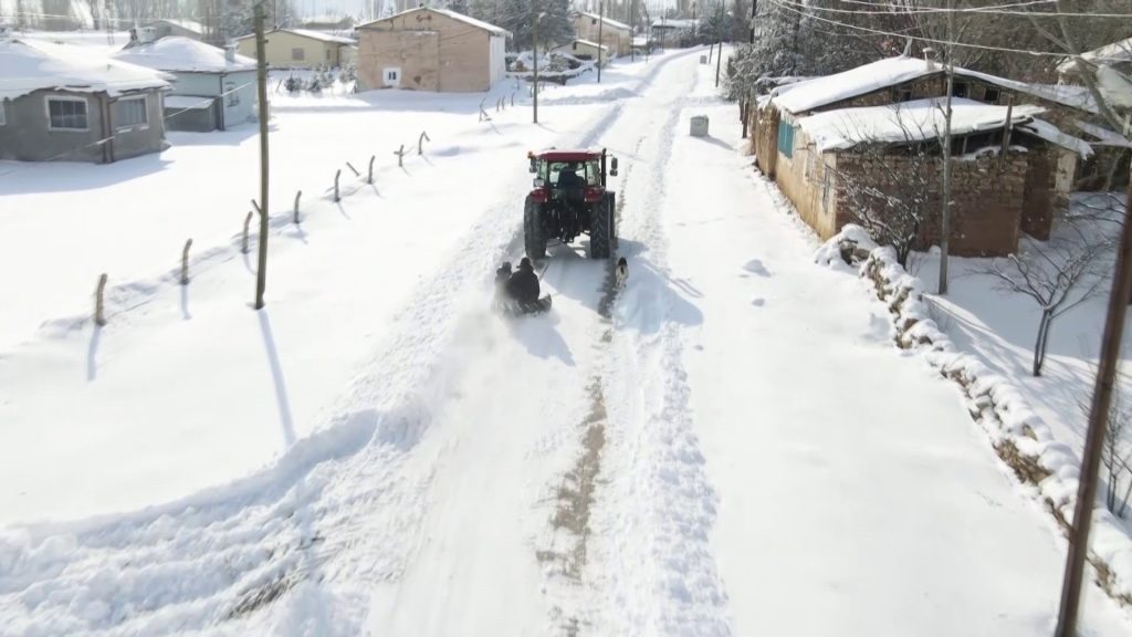 Sivas’ta Kar Eğlencesi Kameralara Yansıdı: Traktöre Bağlanan Lastikle Köy Sokaklarında Unutulmaz Anlar AW624301 04 | Gündem Sivas™ Haber