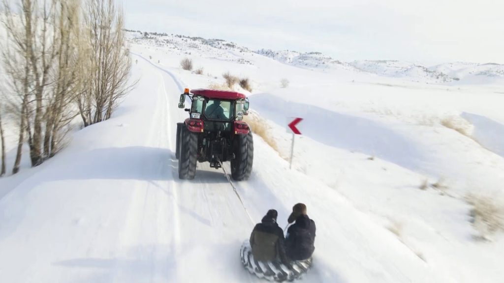 Sivas’ta Kar Eğlencesi Kameralara Yansıdı: Traktöre Bağlanan Lastikle Köy Sokaklarında Unutulmaz Anlar AW624301 05 | Gündem Sivas™ Haber