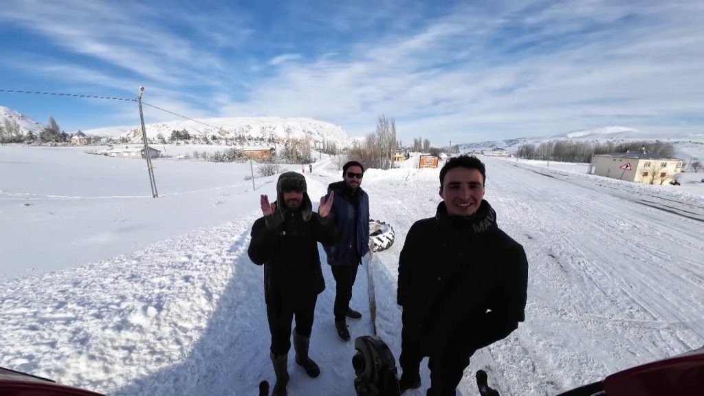 Sivas’ta Kar Eğlencesi Kameralara Yansıdı: Traktöre Bağlanan Lastikle Köy Sokaklarında Unutulmaz Anlar AW624301 06 | Gündem Sivas™ Haber