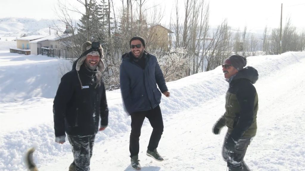 Sivas’ta Kar Eğlencesi Kameralara Yansıdı: Traktöre Bağlanan Lastikle Köy Sokaklarında Unutulmaz Anlar AW624301 07 | Gündem Sivas™ Haber