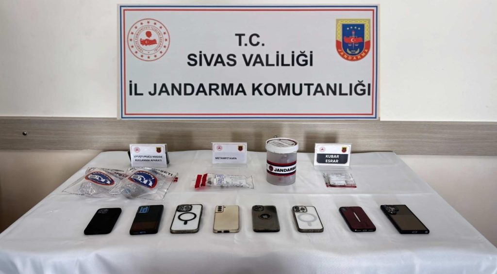 Sivas Gemerek’te Uyuşturucuya Büyük Darbe: 10 Adrese Eş Zamanlı Operasyon, 5 Tutuklama Sivas Gemerek’te Uyuşturucuya Büyük Darbe: 10 Adrese Eş Zamanlı Operasyon, 5 Tutuklama