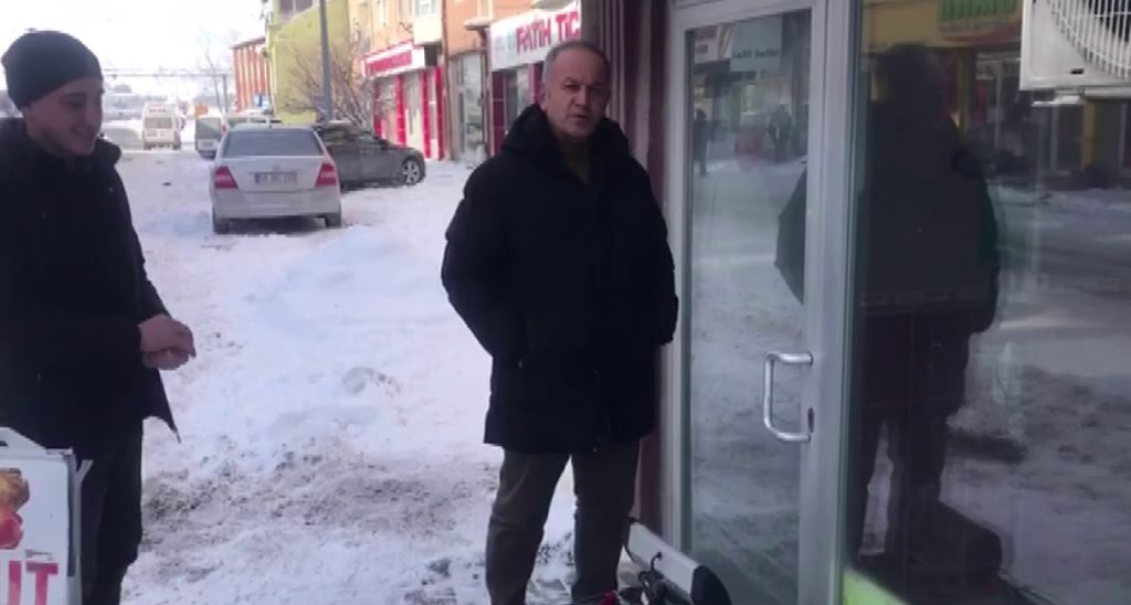 Sivas Ulaş’ta -25 Derece Alarmı: Donan Kilidi Açmak İçin Esnaf Isıtıcı ve Sıcak Suya Başvurdu AW625164 01 | Gündem Sivas™ Haber