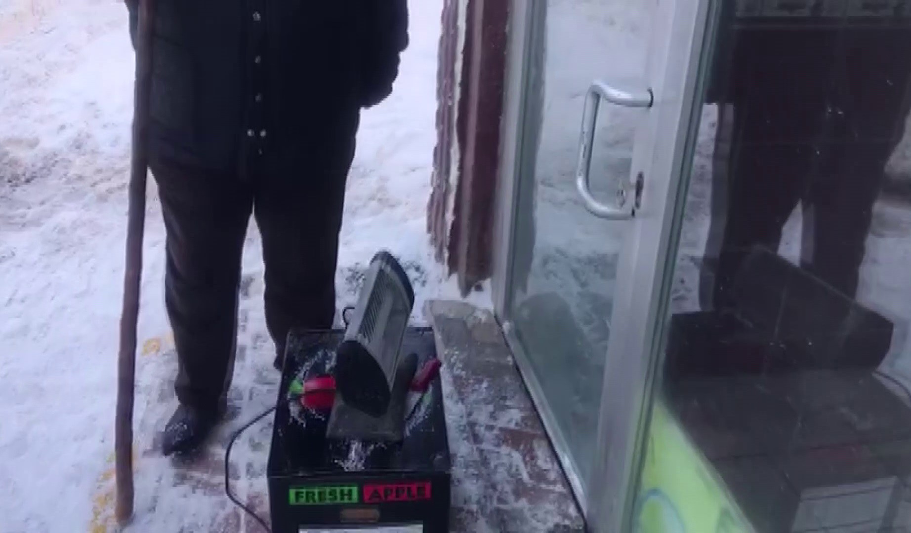 Sivas Ulaş’ta -25 Derece Alarmı: Donan Kilidi Açmak İçin Esnaf Isıtıcı ve Sıcak Suya Başvurdu