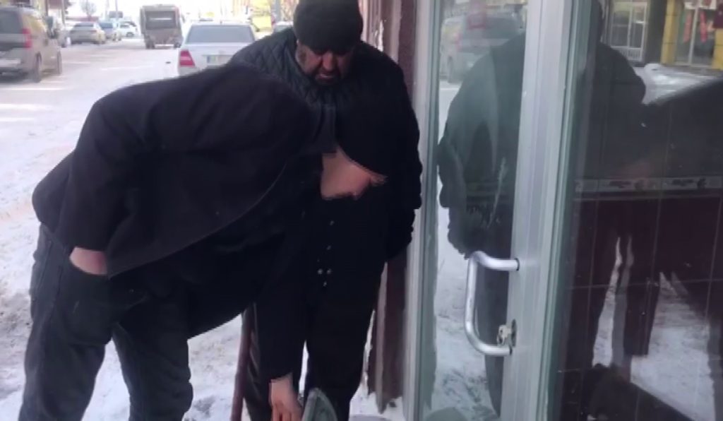 Sivas Ulaş’ta -25 Derece Alarmı: Donan Kilidi Açmak İçin Esnaf Isıtıcı ve Sıcak Suya Başvurdu AW625164 03 | Gündem Sivas™ Haber