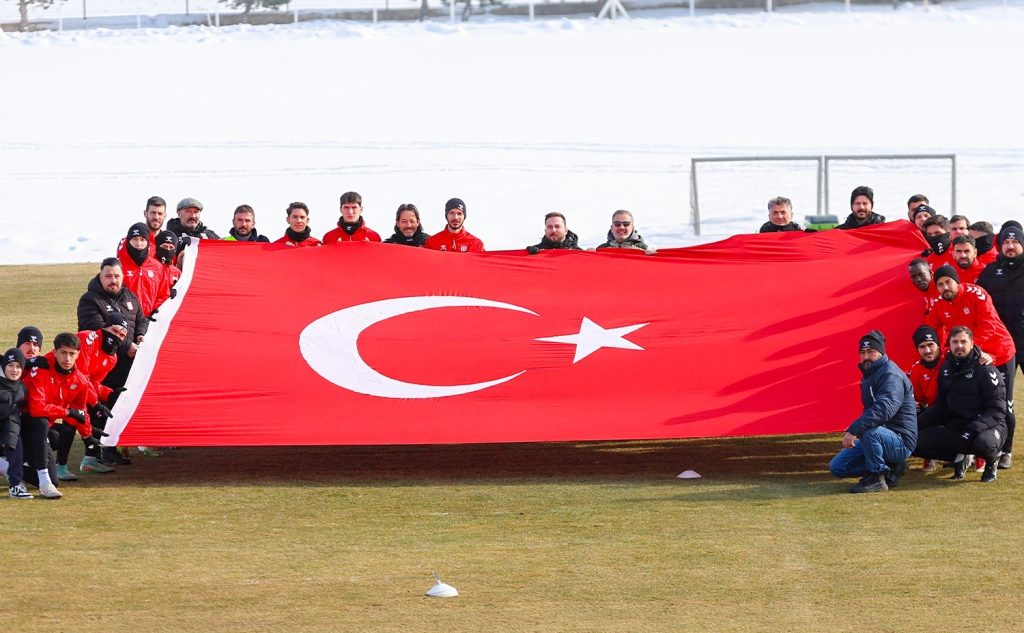 Sivasspor’dan Türk Bayrağına Yapılan Saldırıya Net Tepki: Antrenman Öncesi Anlamlı Mesaj Sivasspor’dan Türk Bayrağına Yapılan Saldırıya Net Tepki: Antrenman Öncesi Anlamlı Mesaj