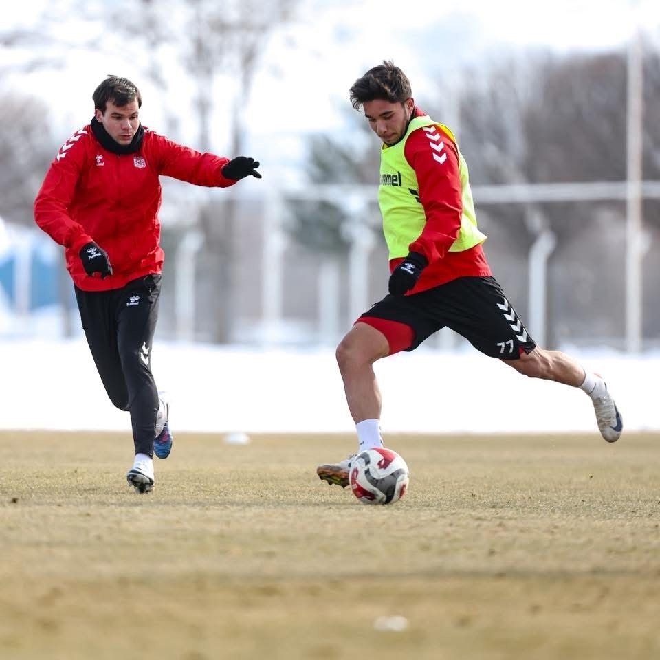 Sivasspor, Amed Maçı Öncesi Vites Yükseltti: Yiğidolar Sahasında Kritik Haftaya Girdi AW625389 01 | Gündem Sivas™ Haber