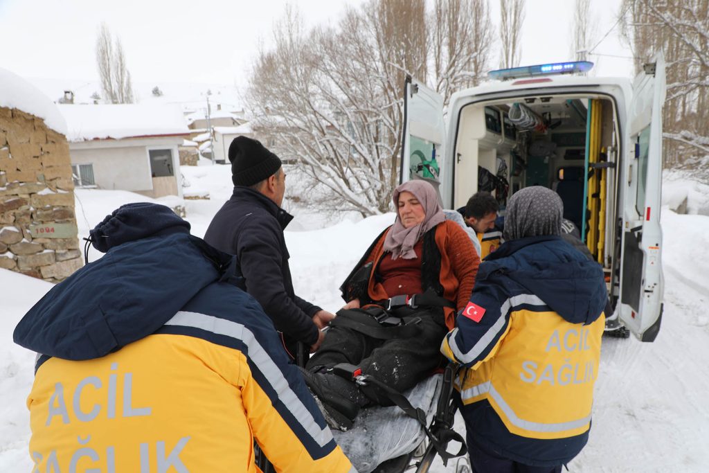 Karla Kapanan Yol Açıldı, Zamanla Yarış Kazanıldı: Sivas’ta 58 Yaşındaki Vatandaş Hayata Tutundu AW625482 01 | Gündem Sivas™ Haber