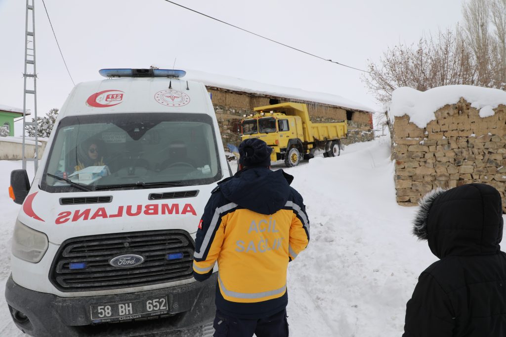 Karla Kapanan Yol Açıldı, Zamanla Yarış Kazanıldı: Sivas’ta 58 Yaşındaki Vatandaş Hayata Tutundu AW625482 05 | Gündem Sivas™ Haber