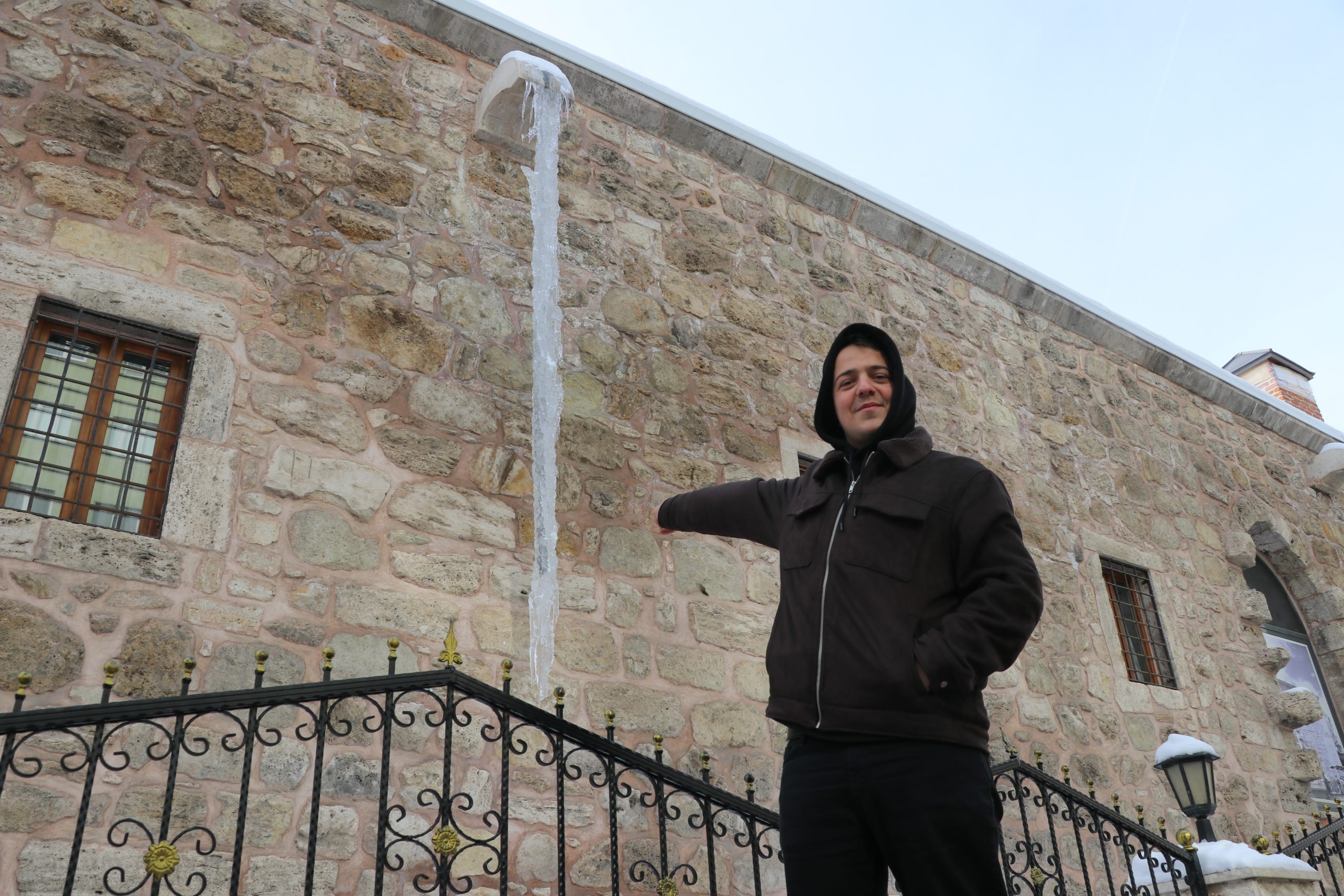 Sivas’ta Dondurucu Soğuklar Tarihi Yapıyı Buzla Kapladı: Behrampaşa Hanı’nda 4 Metrelik Sarkıtlar