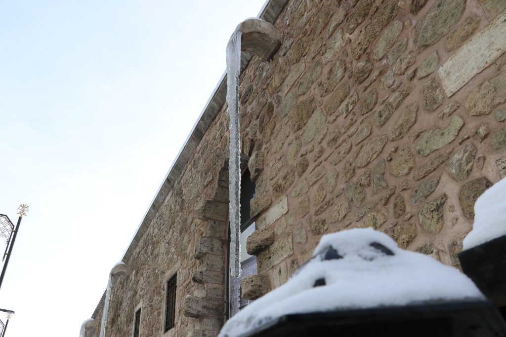 Sivas’ta Dondurucu Soğuklar Tarihi Yapıyı Buzla Kapladı: Behrampaşa Hanı’nda 4 Metrelik Sarkıtlar AW625585 02 | Gündem Sivas™ Haber