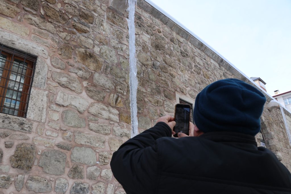 Sivas’ta Dondurucu Soğuklar Tarihi Yapıyı Buzla Kapladı: Behrampaşa Hanı’nda 4 Metrelik Sarkıtlar AW625585 03 1 | Gündem Sivas™ Haber