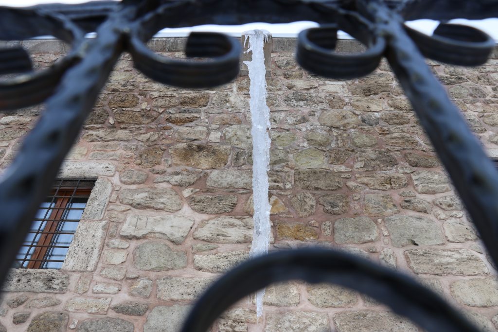 Sivas’ta Dondurucu Soğuklar Tarihi Yapıyı Buzla Kapladı: Behrampaşa Hanı’nda 4 Metrelik Sarkıtlar AW625585 04 | Gündem Sivas™ Haber