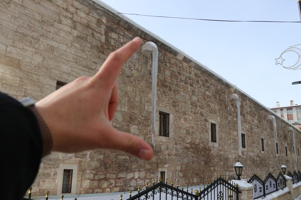 Sivas’ta Dondurucu Soğuklar Tarihi Yapıyı Buzla Kapladı: Behrampaşa Hanı’nda 4 Metrelik Sarkıtlar AW625585 05 | Gündem Sivas™ Haber