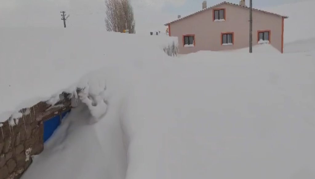 Sivas’ta Kar Duvarları Hayatı Felç Etti: Köylüler Ahırlara Tünel Açarak Ulaşabiliyor AW625694 01 | Gündem Sivas™ Haber