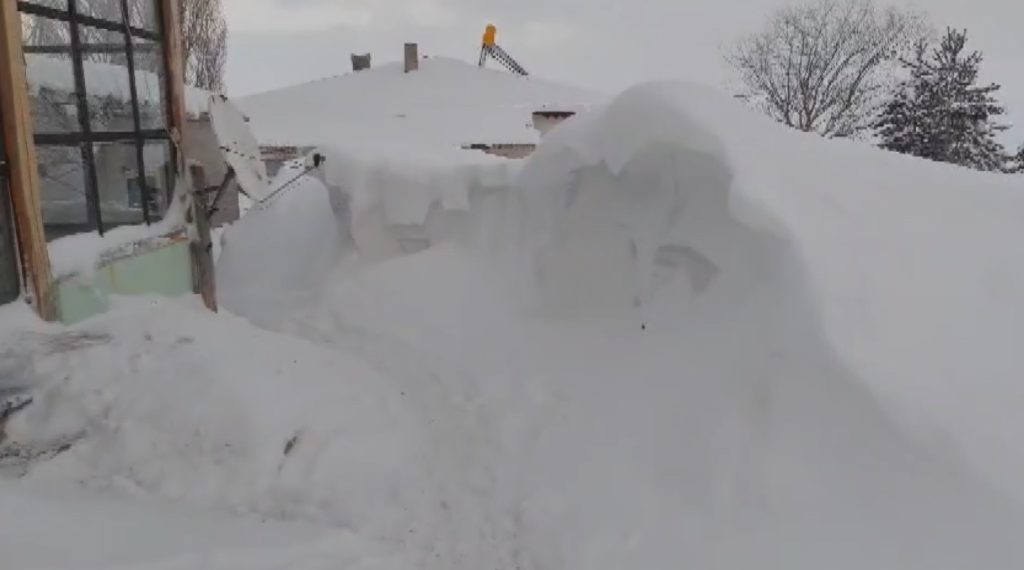 Sivas’ta Kar Duvarları Hayatı Felç Etti: Köylüler Ahırlara Tünel Açarak Ulaşabiliyor AW625694 02 | Gündem Sivas™ Haber