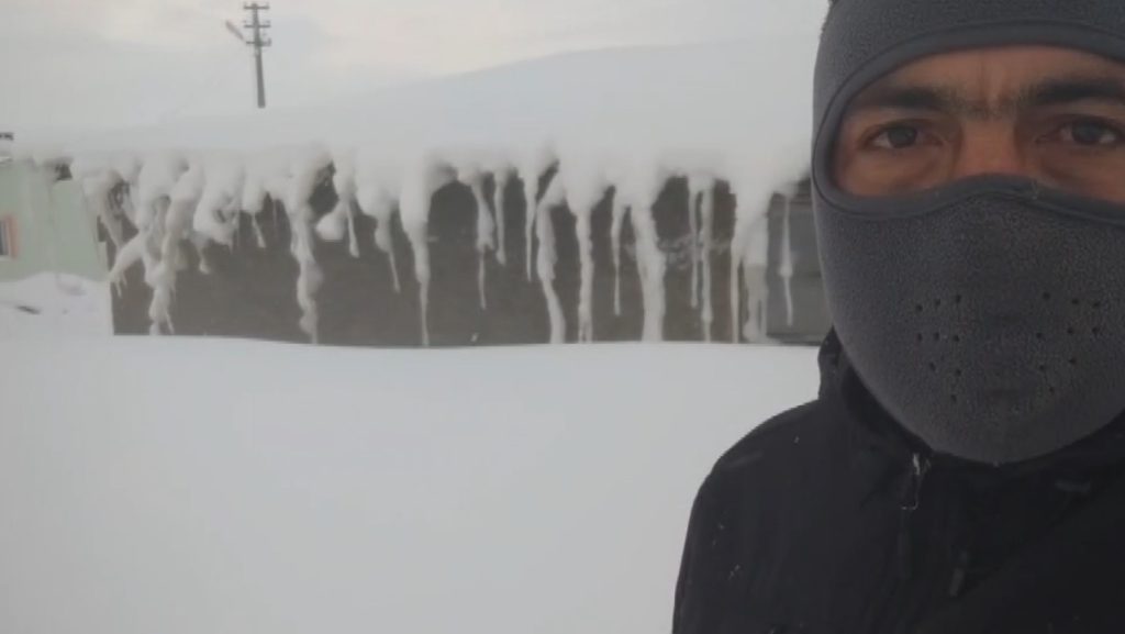 Sivas’ta Kar Duvarları Hayatı Felç Etti: Köylüler Ahırlara Tünel Açarak Ulaşabiliyor AW625694 03 | Gündem Sivas™ Haber