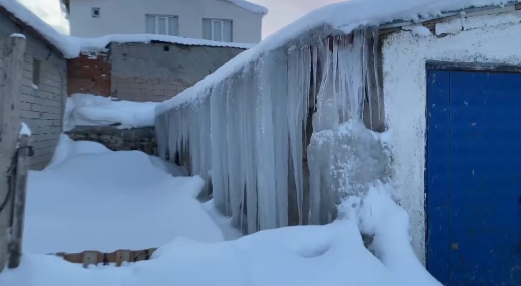 Sivas’ta Kar Duvarları Hayatı Felç Etti: Köylüler Ahırlara Tünel Açarak Ulaşabiliyor Sivas’ta Kar Duvarları Hayatı Felç Etti: Köylüler Ahırlara Tünel Açarak Ulaşabiliyor