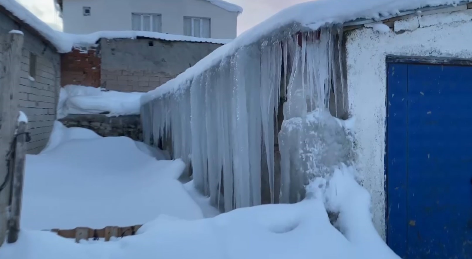 Sivas’ta Kar Duvarları Hayatı Felç Etti: Köylüler Ahırlara Tünel Açarak Ulaşabiliyor