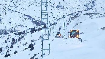 Sivas’ta Karla Kaplı Köy Yolunda Zamanla Yarış: 5 Saatlik Çalışmayla Hasta Kadına Ambulans Ulaştırıldı AW626025 01 | Gündem Sivas™ Haber