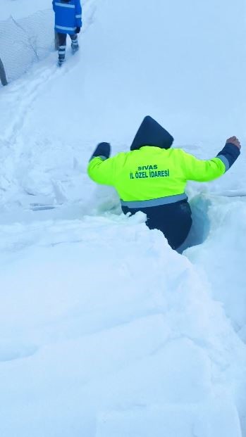 Sivas’ta Karla Kaplı Köy Yolunda Zamanla Yarış: 5 Saatlik Çalışmayla Hasta Kadına Ambulans Ulaştırıldı AW626025 02 | Gündem Sivas™ Haber
