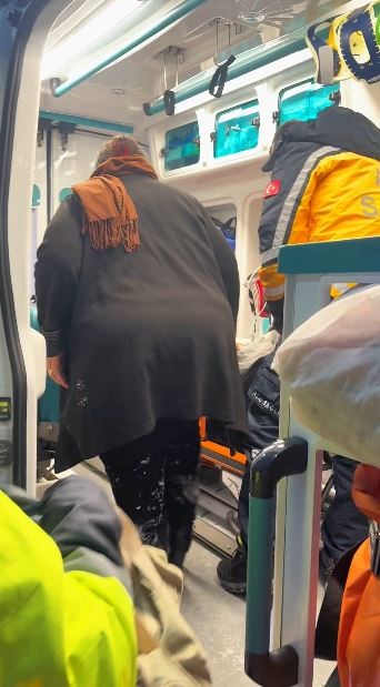 Sivas’ta Karla Kaplı Köy Yolunda Zamanla Yarış: 5 Saatlik Çalışmayla Hasta Kadına Ambulans Ulaştırıldı AW626025 04 | Gündem Sivas™ Haber