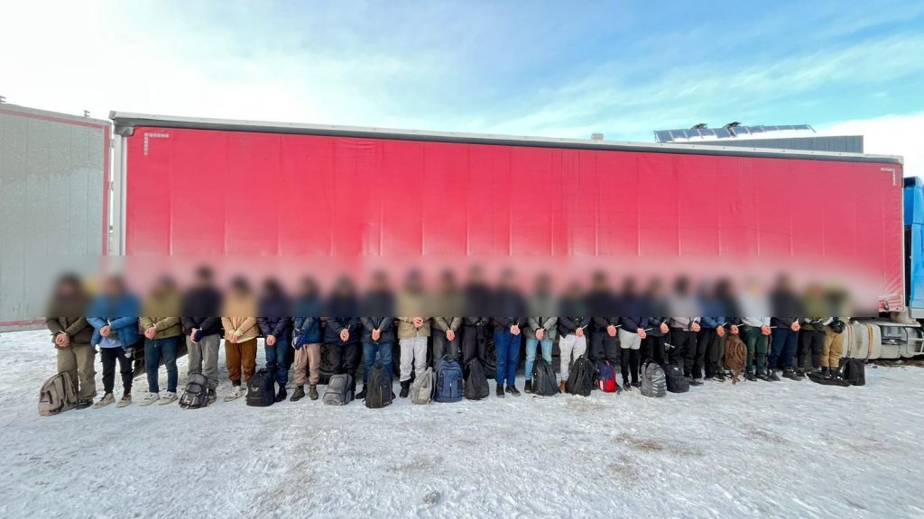 Sivas Suşehri’nde Tır Dorsesinde Şok Yakalama: 25 Düzensiz Göçmen Bulundu, Şoför Tutuklandı Sivas Suşehri’nde Tır Dorsesinde Şok Yakalama: 25 Düzensiz Göçmen Bulundu, Şoför Tutuklandı