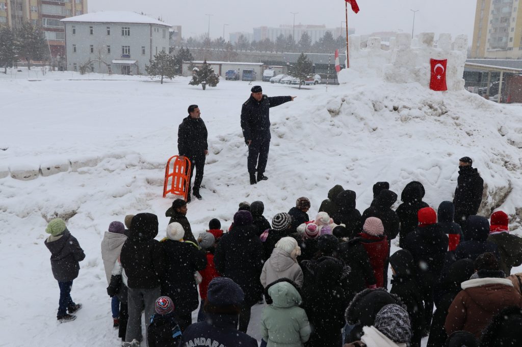 Sivas’ta Sevgi Evleri Çocukları İçin Kızak Şenliği: Jandarmadan Unutulmaz Bir Kış Günü AW626133 01 | Gündem Sivas™ Haber