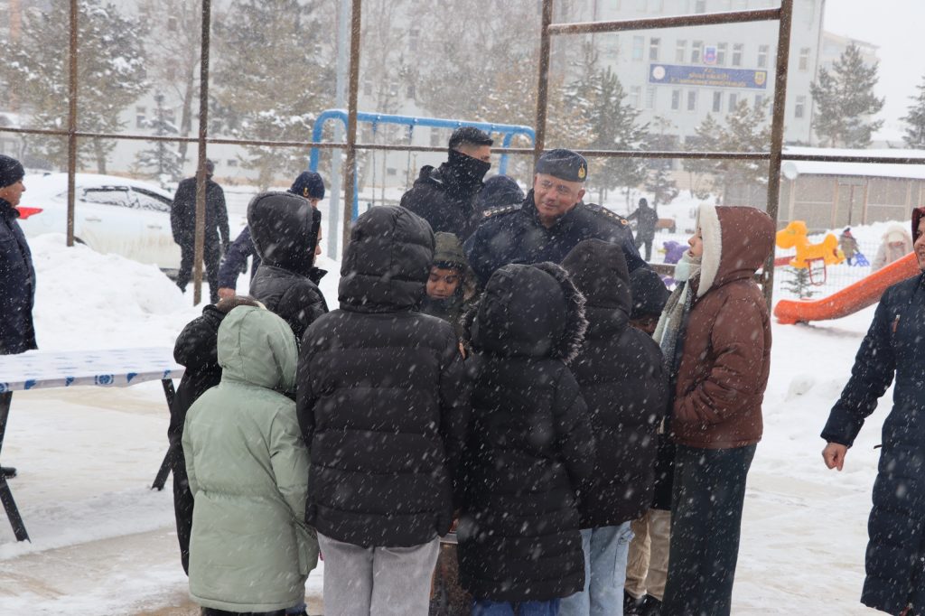 Sivas’ta Sevgi Evleri Çocukları İçin Kızak Şenliği: Jandarmadan Unutulmaz Bir Kış Günü AW626133 02 | Gündem Sivas™ Haber