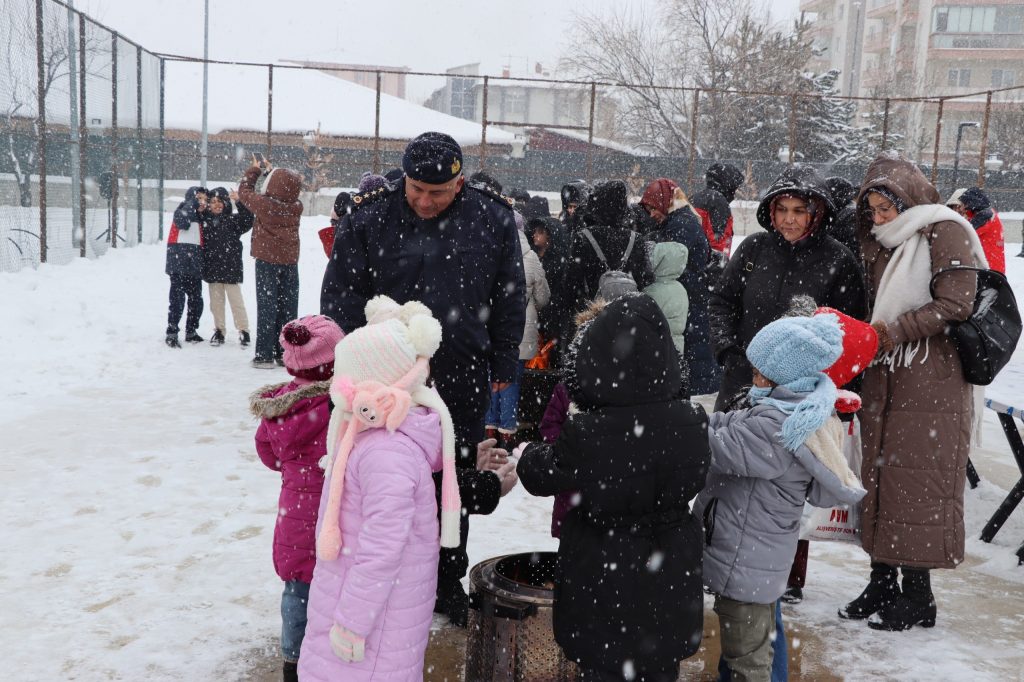 Sivas’ta Sevgi Evleri Çocukları İçin Kızak Şenliği: Jandarmadan Unutulmaz Bir Kış Günü AW626133 03 | Gündem Sivas™ Haber