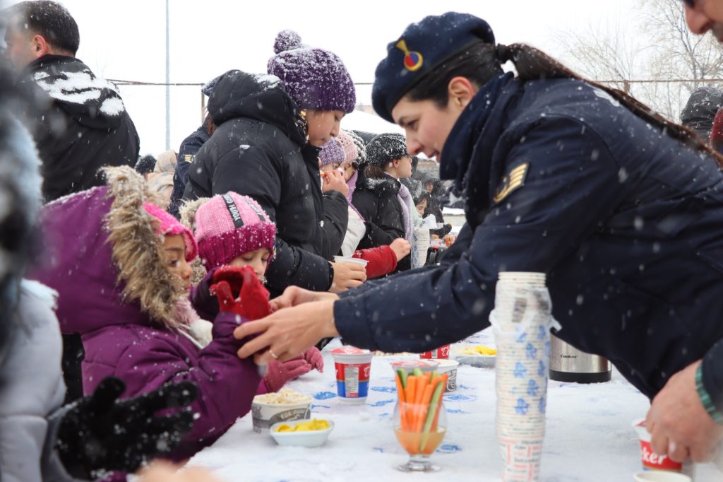 Sivas’ta Sevgi Evleri Çocukları İçin Kızak Şenliği: Jandarmadan Unutulmaz Bir Kış Günü AW626133 04 | Gündem Sivas™ Haber