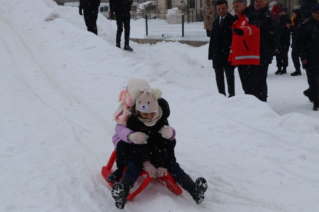 Sivas’ta Sevgi Evleri Çocukları İçin Kızak Şenliği: Jandarmadan Unutulmaz Bir Kış Günü Sivas’ta Sevgi Evleri Çocukları İçin Kızak Şenliği: Jandarmadan Unutulmaz Bir Kış Günü