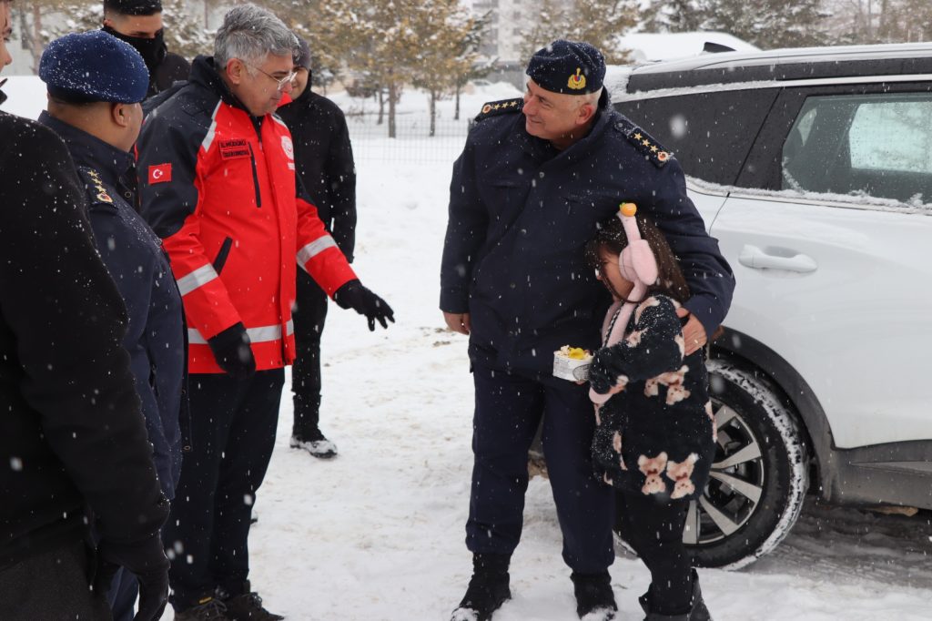 Sivas’ta Sevgi Evleri Çocukları İçin Kızak Şenliği: Jandarmadan Unutulmaz Bir Kış Günü AW626133 06 | Gündem Sivas™ Haber