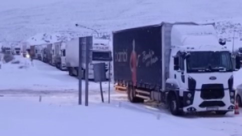 Sivas’ta Yoğun Kar Alarmı: Tipi Etkisini Artırdı, Kritik Karayolları Ulaşıma Kapatıldı Sivas’ta Yoğun Kar Alarmı: Tipi Etkisini Artırdı, Kritik Karayolları Ulaşıma Kapatıldı