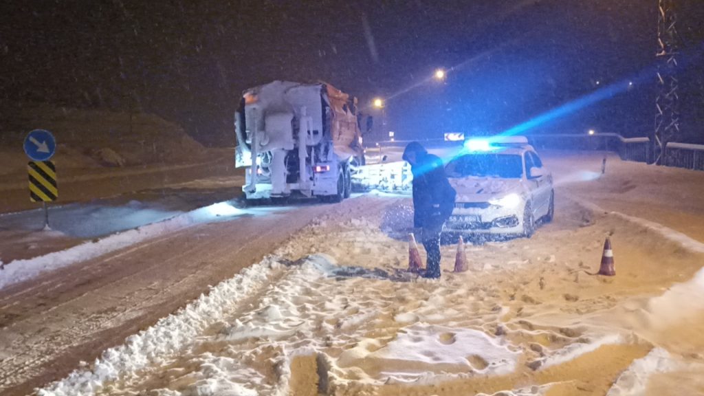 Sivas’ta Kar ve Tipi Hayatı Durdurdu: Gürün’de Mahsur Kalan 700 Kişi Yurtlara Yerleştirildi Sivas’ta Kar ve Tipi Hayatı Durdurdu: Gürün’de Mahsur Kalan 700 Kişi Yurtlara Yerleştirildi