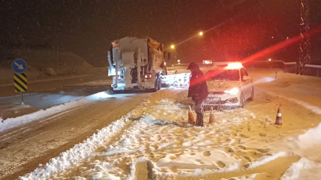 Sivas’ta Kar ve Tipi Hayatı Durdurdu: Gürün’de Mahsur Kalan 700 Kişi Yurtlara Yerleştirildi AW626355 03 | Gündem Sivas™ Haber