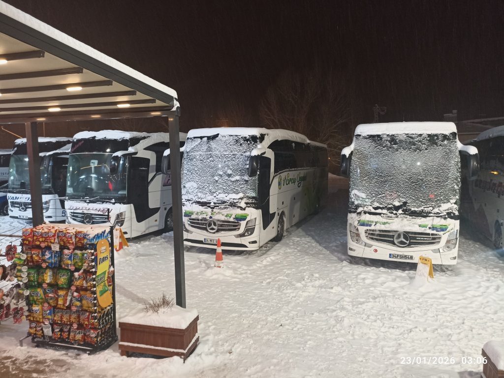 Sivas’ta Kar ve Tipi Hayatı Durdurdu: Gürün’de Mahsur Kalan 700 Kişi Yurtlara Yerleştirildi AW626355 04 | Gündem Sivas™ Haber